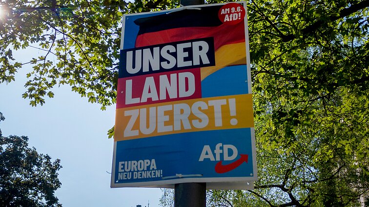 „Reikia nedelsiant deportuoti 300 tūkst. žmonių“: Vokietijos kraštutinių dešiniųjų balsai