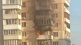 Kyjive raketų nuolaužos krito ant daugiaaukščio