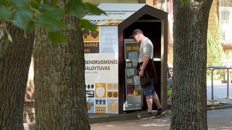 Atidarytas pirmas Bendruomenės šaldytuvas, iš kurio perteklinio maisto pasiimti gali visi
