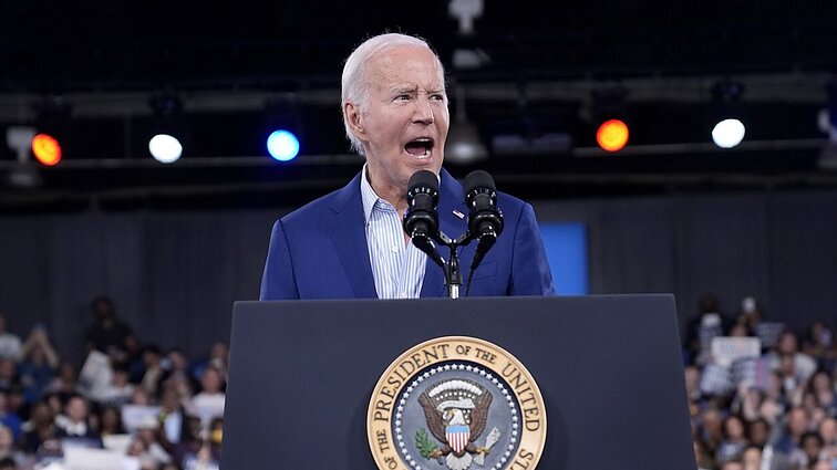 Prastą pasirodymą Bidenas aiškina nuovargiu: dalis demokratų ragina trauktis iš kovos