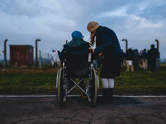 Ilgos eilės ir nepratęsiamos sutartys: neįgaliesiems sunku gauti asmeninį asistentą