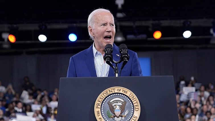 Bideno kova dėl politinio išlikimo: daugėja demokratų raginimų trauktis