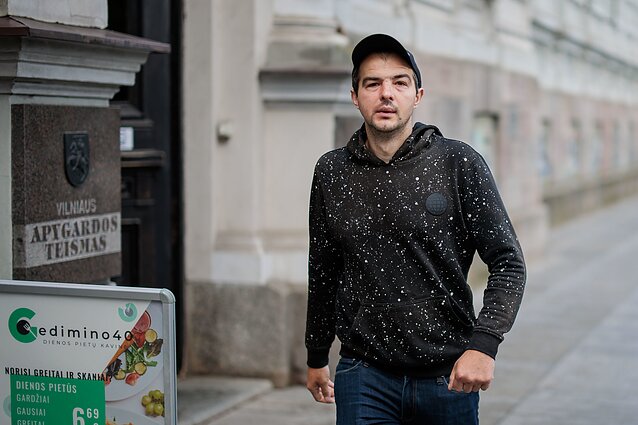 Prieš teismą stojo moters nužudymu per tarnybą kaltinamas Vilniaus policininkas