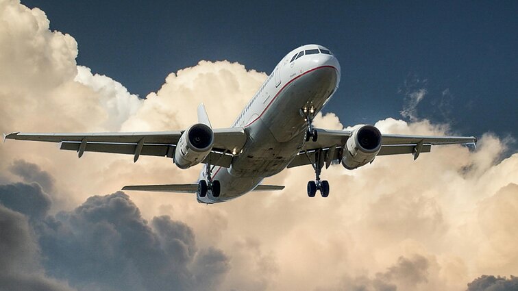 Turbulencija gali ne tik sužeisti, bet ir pražudyti: pilotas patarė, kaip apsaugoti save
