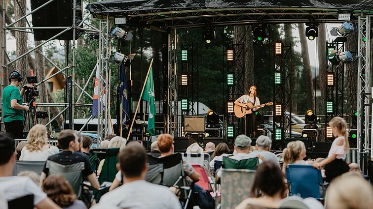 Dainuojamoji poezija po pušimis: Kulautuva kviečia į festivalį „Akacijų alėja“