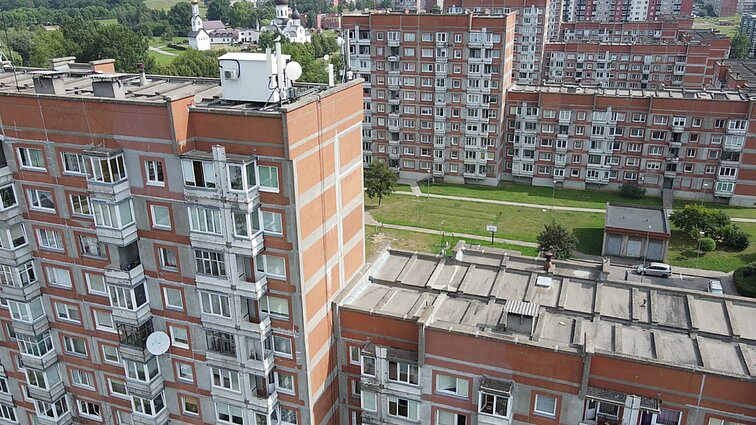 Net tvankiomis dienomis uždaryti langai: klaipėdiečiai vėl skundžiasi kamuojančia smarve