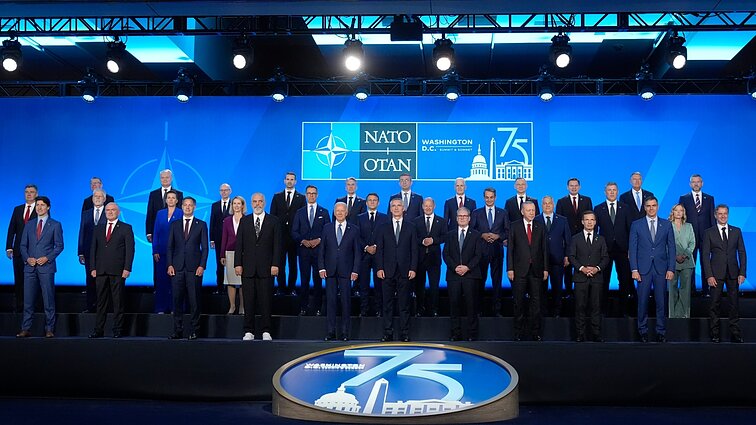 NATO viršūnių susitikime Vašingtone lyderiai įsiamžino bendroje nuotraukoje