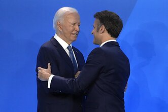 Joe Bidenas ir Emmanuelis Macronas