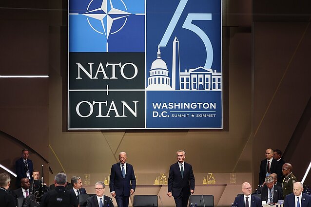 Ukrainos prašymų NATO lyderiai netenkina: ribojimų naudot amerikietiškus ginklus nenaikins