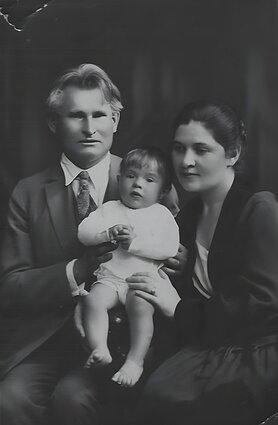 Grinių šeima: Kazys, Kristina ir sūnus Liūtas. Kaunas, 1928 m. Grinių šeima: Kazys, Kristina ir sūnus Liūtas. Kaunas, 1928 m.