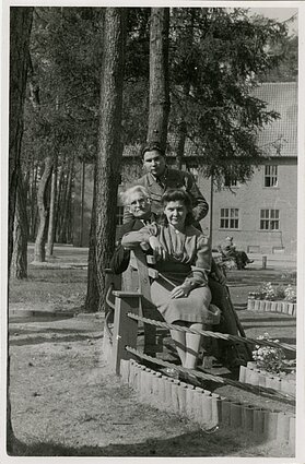 Kazys Grinius su žmona Kristina ir sūnumi Liūtu Vokietijoje 1946 m. Kazys Grinius su žmona Kristina ir sūnumi Liūtu Vokietijoje 1946 m.