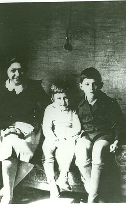 Merė, Uri ir Danielius Chanochai. Broliai Uri ir Danielius buvo Kauno geto ir Dachau koncentracijos stovyklos kaliniai