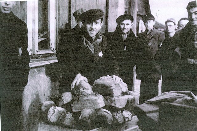 Henachas Davydovičius (iš dešinės ketvirtas) Kauno geto ir Dachau koncentracijos stovyklos kalinys
