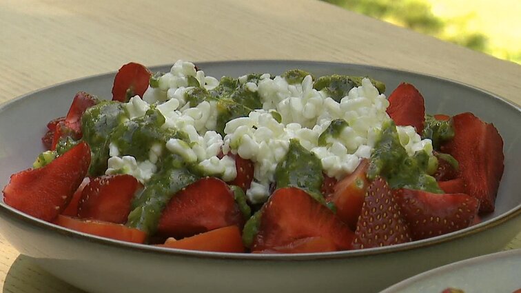 Greitai pagaminamos vasariškos salotos su grūdėta varške: galima pritaikyti savo skoniui