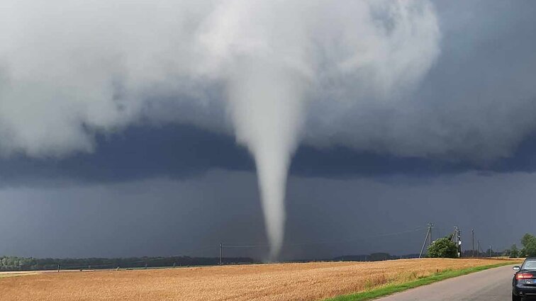 Šiaulių rajone praūžė viesulas: plėšė pastatų stogus, vartė medžius, nukentėjo moteris