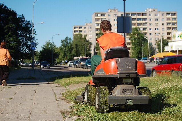 Gyvenantys butuose skundžiasi dėl žoliapjovių triukšmo: ramybės valandomis gresia baudos