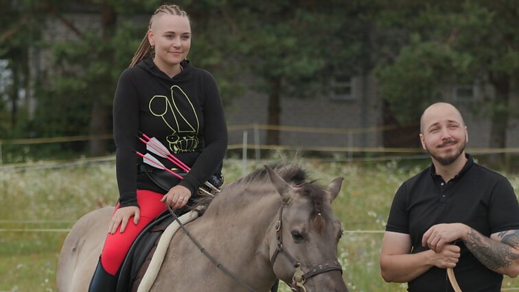 Iš meilės žirgams raitąja lankininkyste susižavėjusi Laura: gyvūnui lengva, dirba raitelis