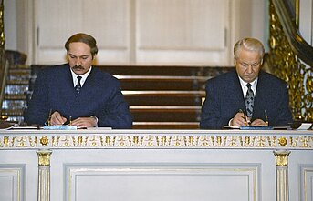 Все 30 лет у власти Александр Лукашенко строил союз с Россией (на фото с президентом России Борисом Ельциным)