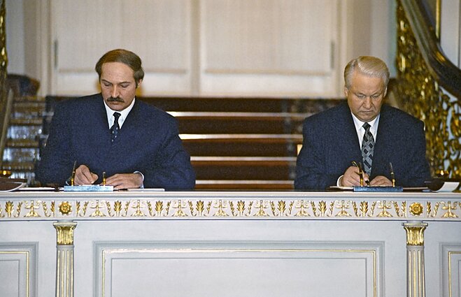 Все 30 лет у власти Александр Лукашенко строил союз с Россией (на фото с президентом России Борисом Ельциным)