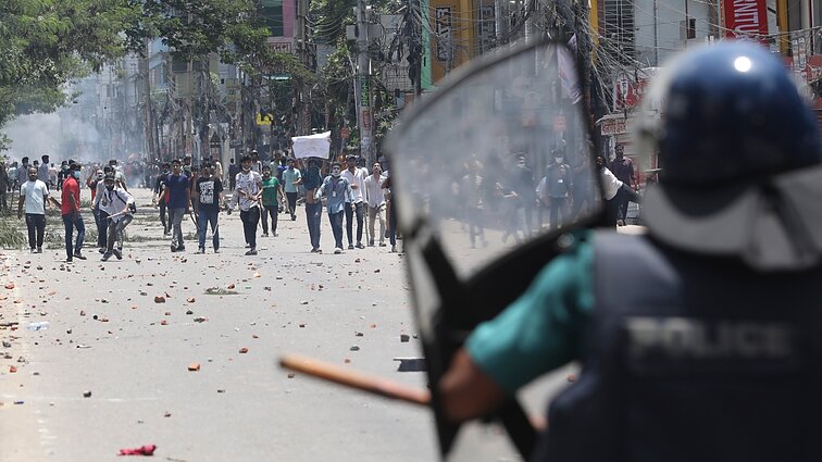Dėl protestų Bangladeše skelbiama komendanto valanda