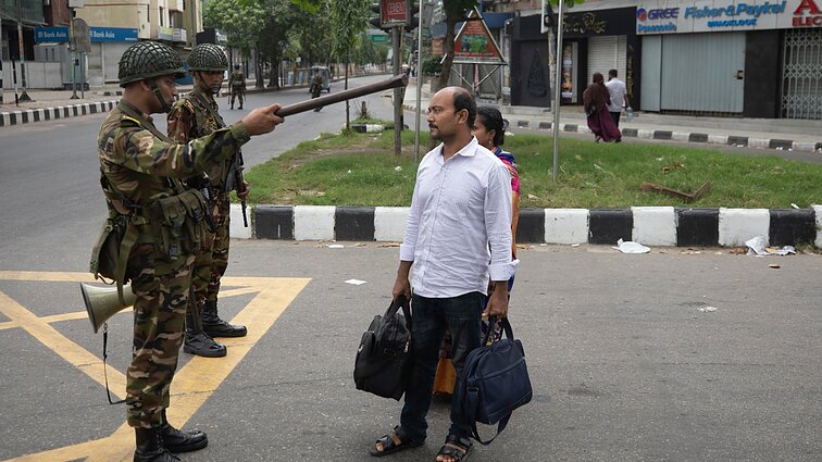 Neramumų krečiamo Bangladešo aukščiausiasis teismas stojo į protestuotojų pusę