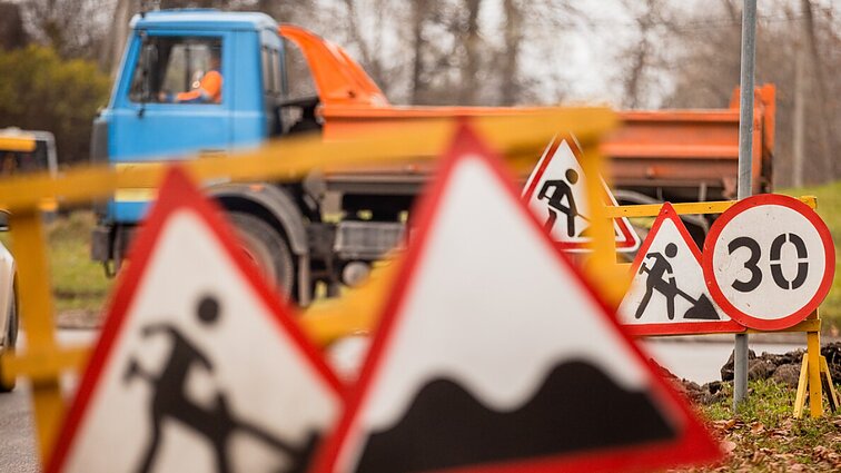 „Laukiam kaip išganymo“: šakiečius piktina dingę gatvių remonto darbininkai