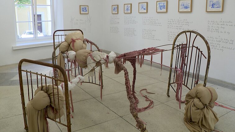 Baltijos šalių menininkų parodoje – atvirumu grįsti darbai apie santykių, globos problemas