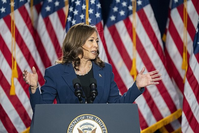 Harris surengė pirmąjį kampanijos mitingą: naujoje apklausoje lenkia Trumpą