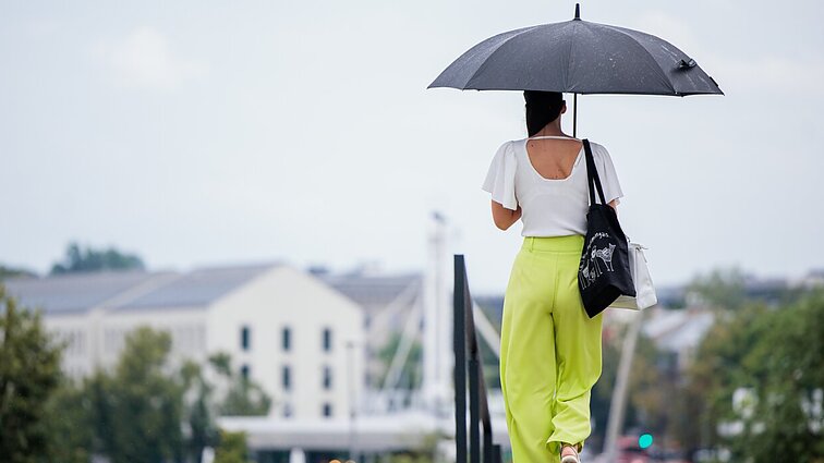 Kaitrią saulę daug kur pakeitė apniukę debesys: sinoptikė atskleidė, ko tikėtis savaitgalį