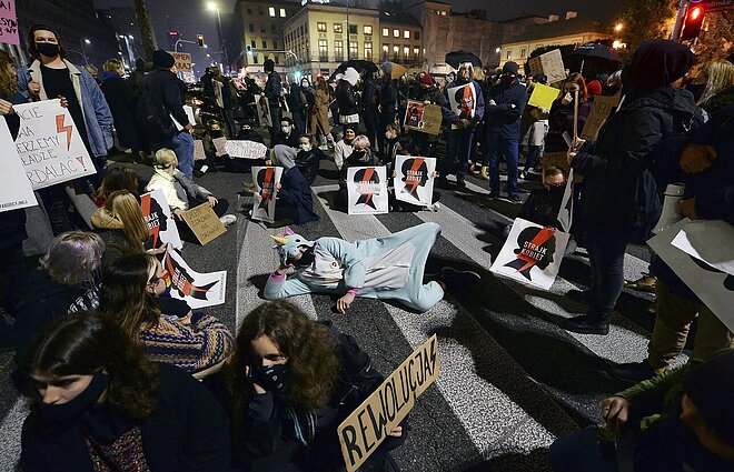 Lenkijoje – protestai dėl abortų dekriminalizavimo: balsuoti neatvyksta ir Tusko partiečiai