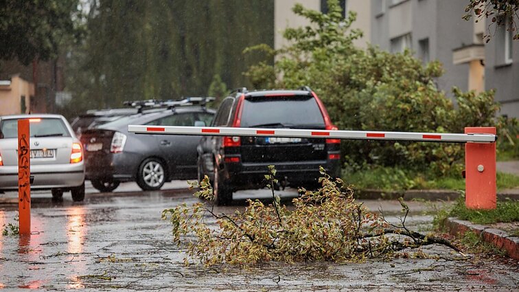 Stiprus vėjas ir liūtys nesiliauja: elektros neturi daugiau nei 130 tūkst. žmonių