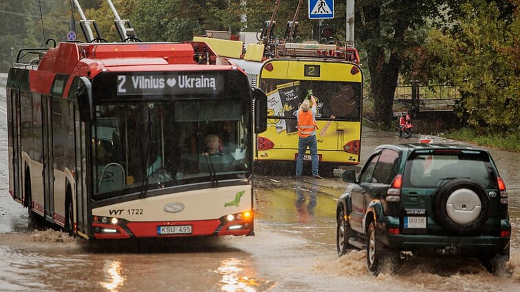 Sinoptikas įspėja – dienos pradžia bus pavojingiausia: audringi orai pirmadienį tęsis