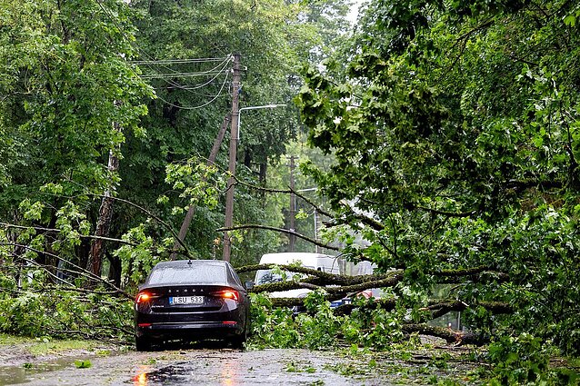 Audra Latvijoje: paralyžiuotas eismas, griūvantis katedros stogas ir apsemti keleiviai