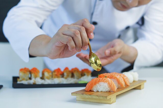 Japonų šefas restorane gamina tradicinius sušius