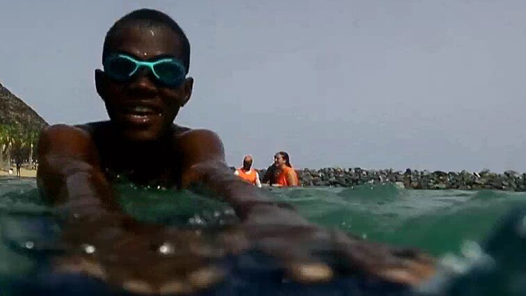 „15 dienų plūduriavo nemokėdami plaukti“: vandens kelio migrantams – plaukimo pamokos