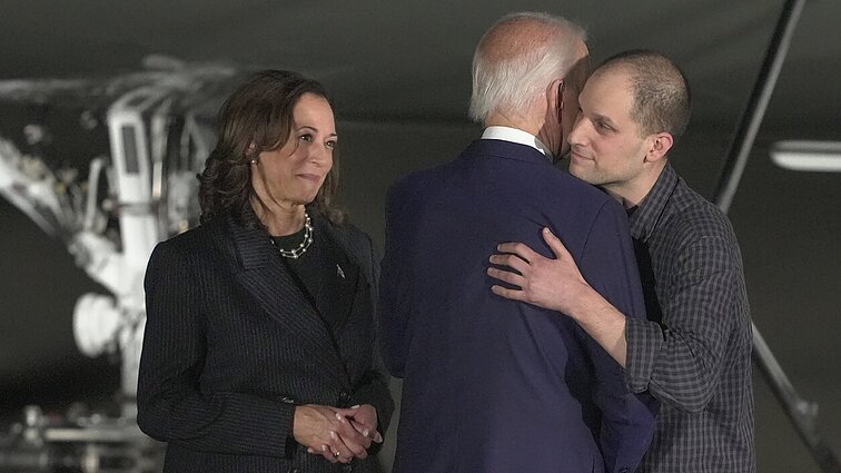 Bidenas apsikeitimą kaliniais vadina JAV ir sąjungininkų diplomatijos pergale