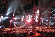 Edo Sheerano koncerto akimirka