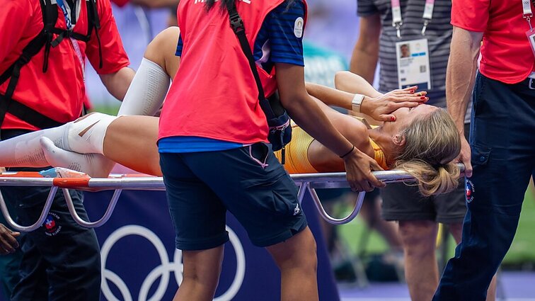 Skaudi akimirka Paryžiuje: traumą patyrusi Palšytė išgabenta neštuvais