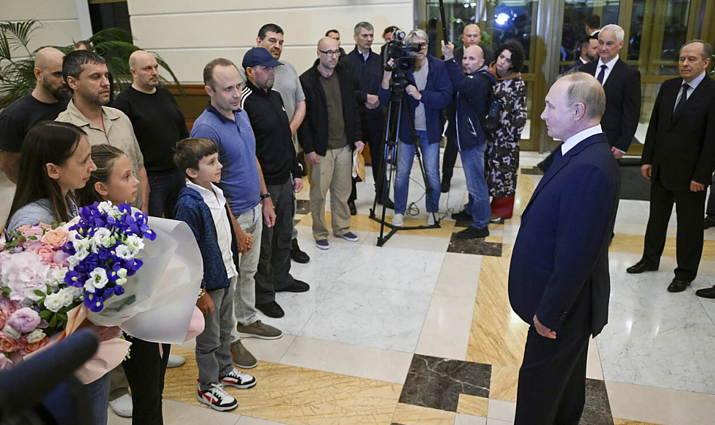 Už nužudymą kalėjusiam ir į Rusiją grįžusiam Krasikovui – išskirtinis Putino dėmesys