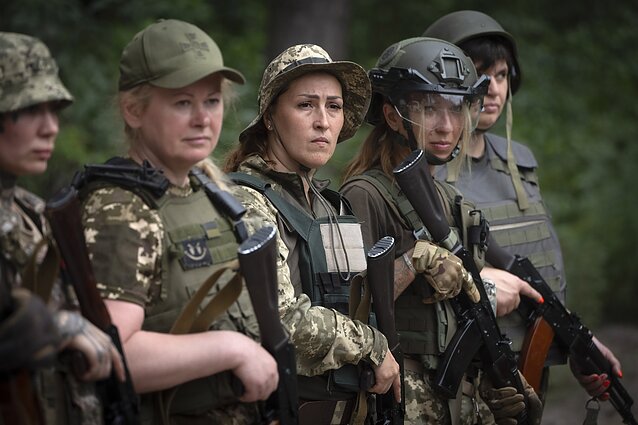 „Nenoriu, kad jie neštų kančias“: Ukrainos moterys susibūrė į dalinį „Bučos raganos“