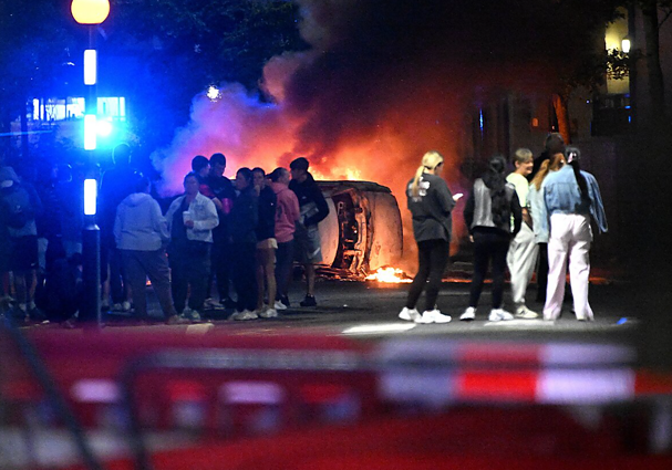 Jungtinėje Karalystėje nesiliauja riaušės: vyriausybė žada griežtą atsaką smurtautojams