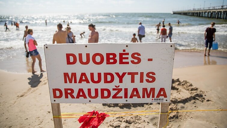 Ramus jūros paviršius gali slėpti pavojų: mokslininkas pataria, kaip poilsiauti saugiau