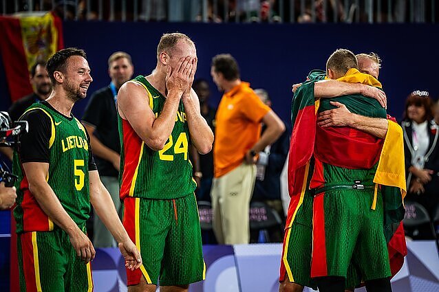Trijulių krepšinio rinktinei – olimpinė bronza: lietuviai palaužė titulą gynusią Latviją