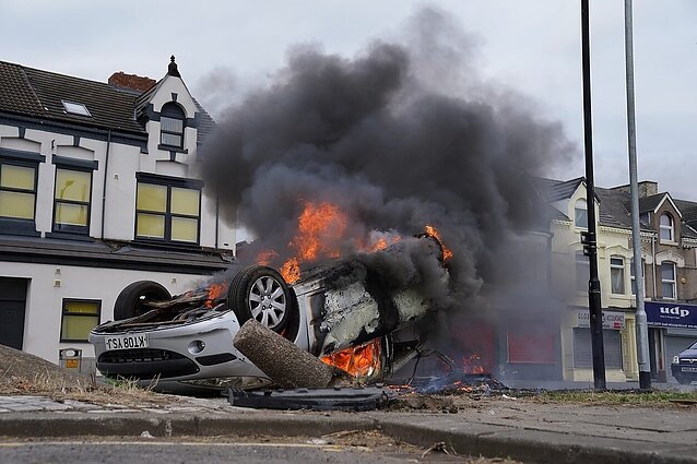 Jungtinėje Karalystėje tęsiasi neramumai: sulaikyta beveik 400 žmonių