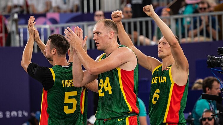 Į Lietuvą sugrįžę trijulių rinktinės medalininkai: sunku suvokti, ką padarėme