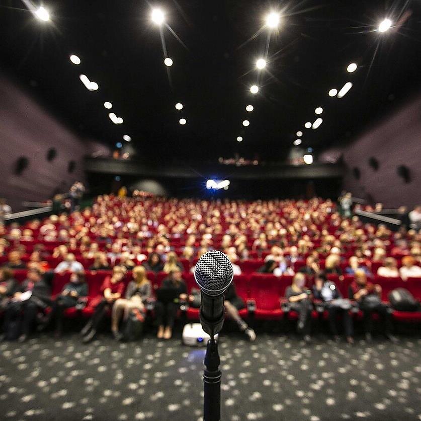 BNS nuotr., Teatro salė
