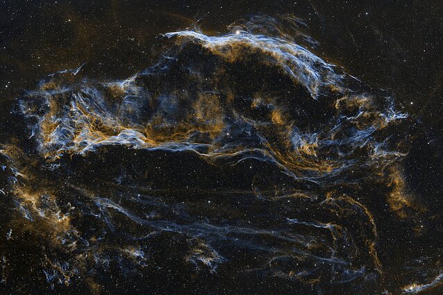 Šydo ūkas, kurio kairėje – Pickeringo trikampis