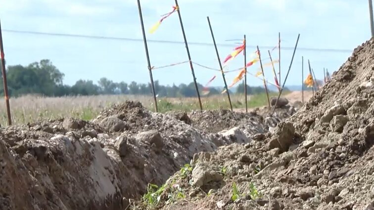 „Baisu, daro bet ką“: saulės parką statanti įmonė sugadino ūkininko melioracijos sistemą