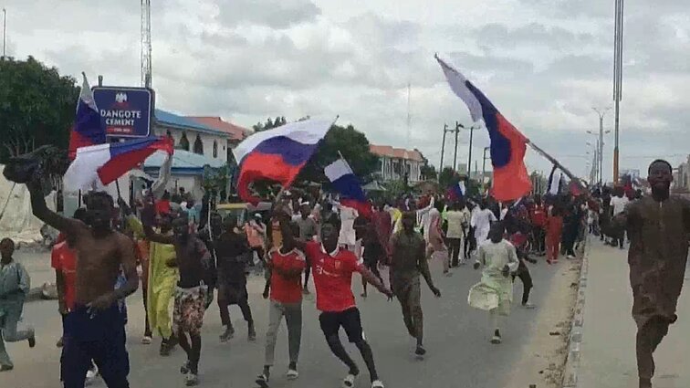 Dėl per protestus iškeltų rusiškų vėliavų Nigerijoje sulaikyta daugiau nei 40 žmonių
