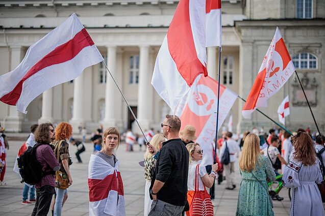 Белорусы в Вильнюсе (Юрий в черной рубашке с флагом) Белорусы в Вильнюсе (Юрий в черной рубашке с флагом)